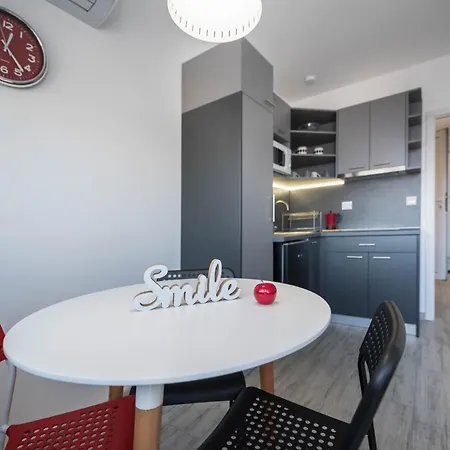 Above The Sea Apartment Warna